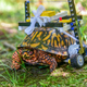La silla de ruedas permite que la tortuga lleve una vida normal mientras se recupera.